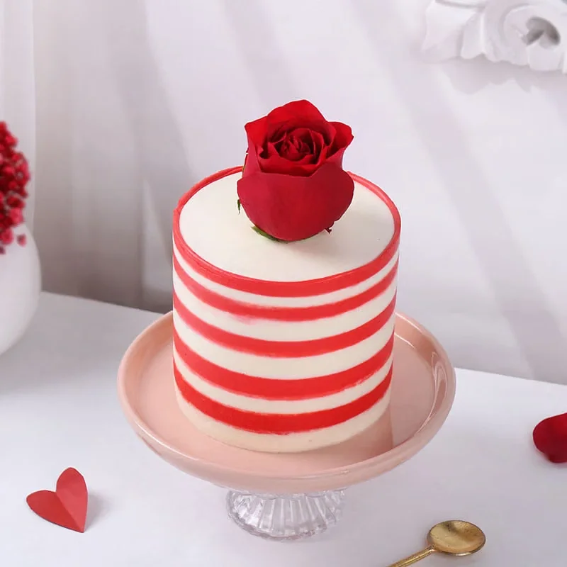 rosestripesredvelvetcake9715390caB0