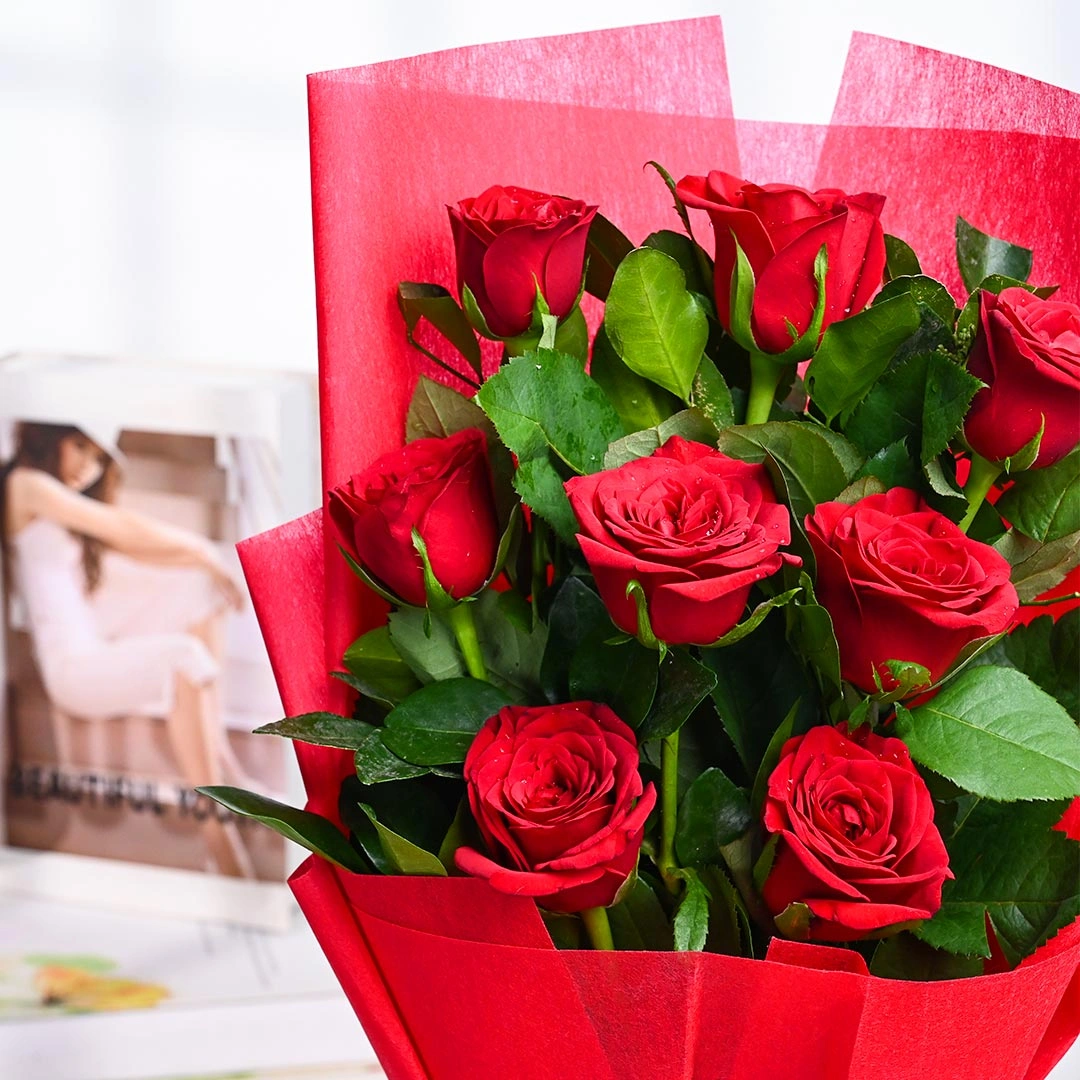 charmingredrosesbouquetc